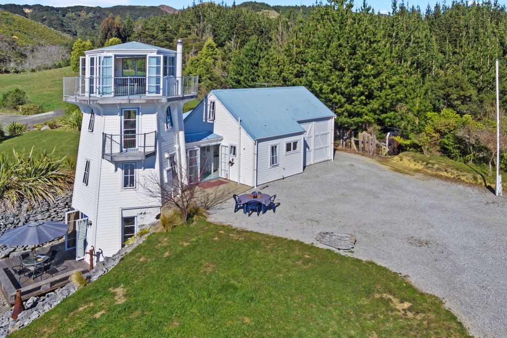 The Lighthouse Ligar Bay Holiday Home Bachcare Nz
