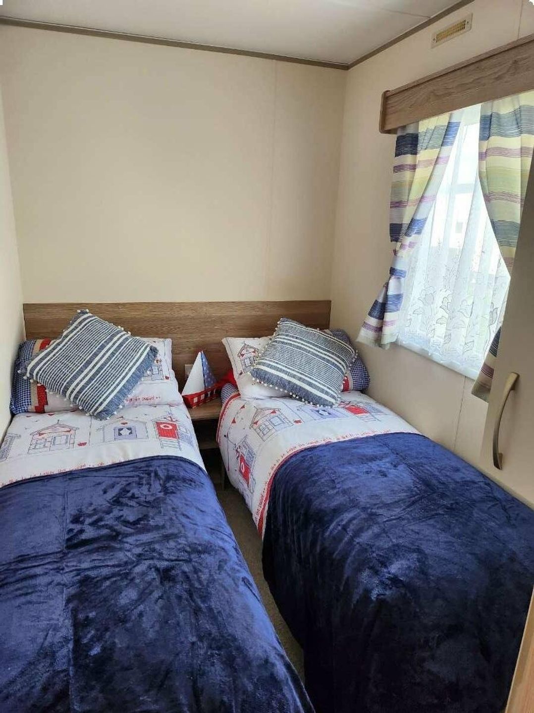 Broadland Sands - Holiday Accommodation 15063