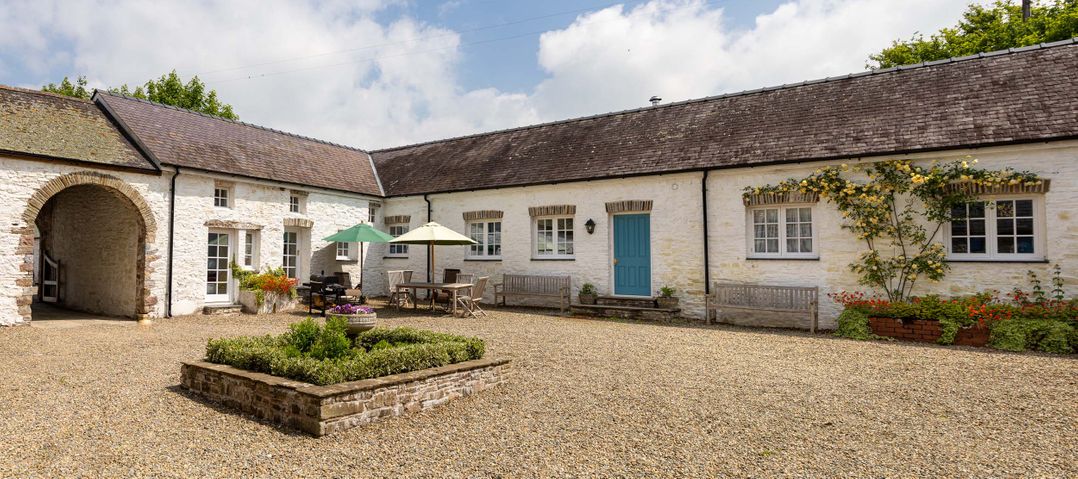 The Old Carriage Court, Kidwelly - Sleeps 10 guests