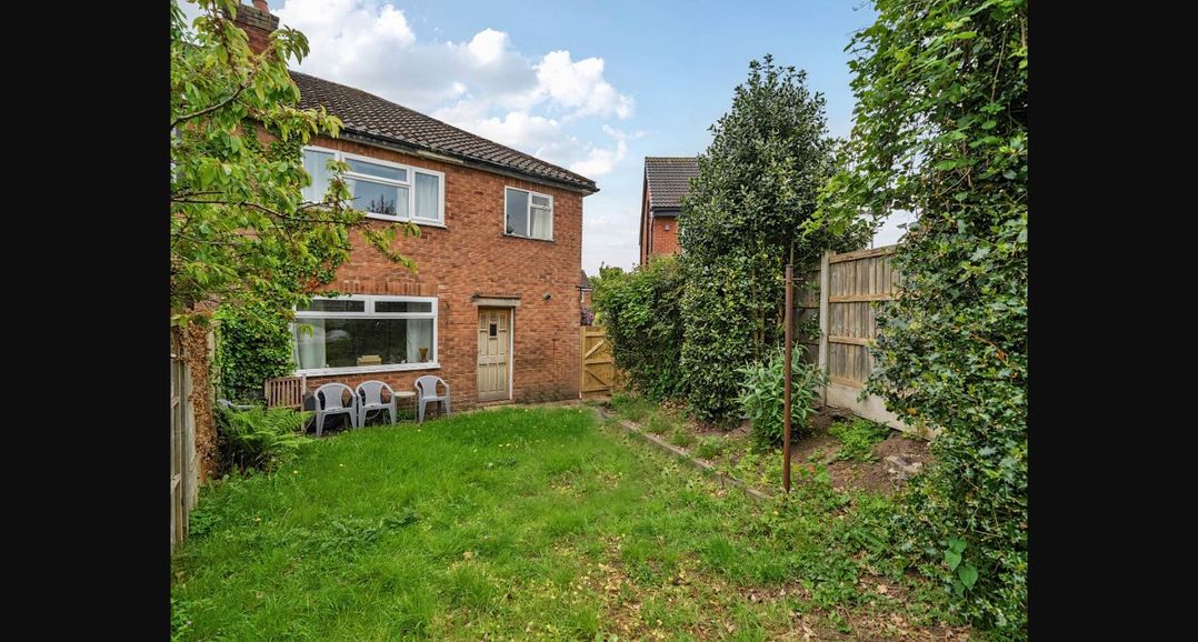 Village retreat with canal walk into Chester