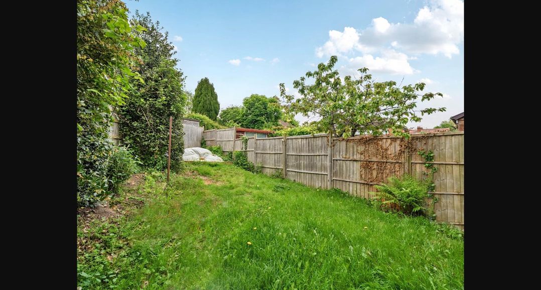 Village retreat with canal walk into Chester