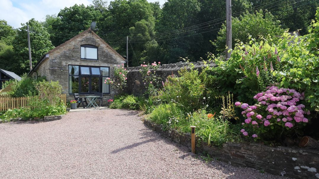 A house with a garden and gravel pathway at Horse Gin in Parkend