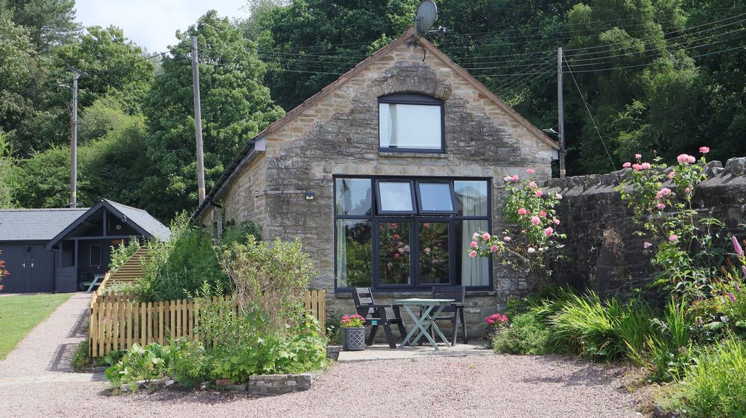 A house with a table and chairs in front at Horse Gin Parkend