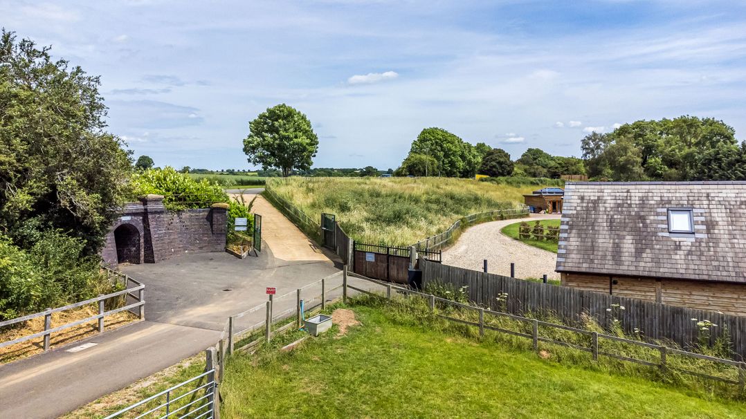 Oak Lodge At Bridge Lake Farm & Fishery
