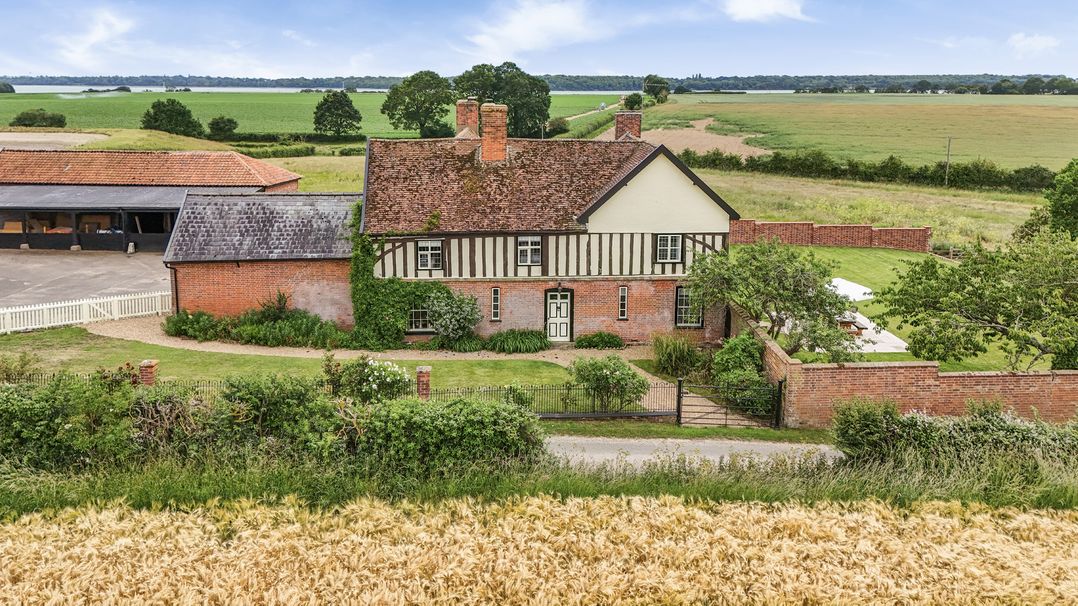 A house with a garden and fields at Knights Farm in Harkstead