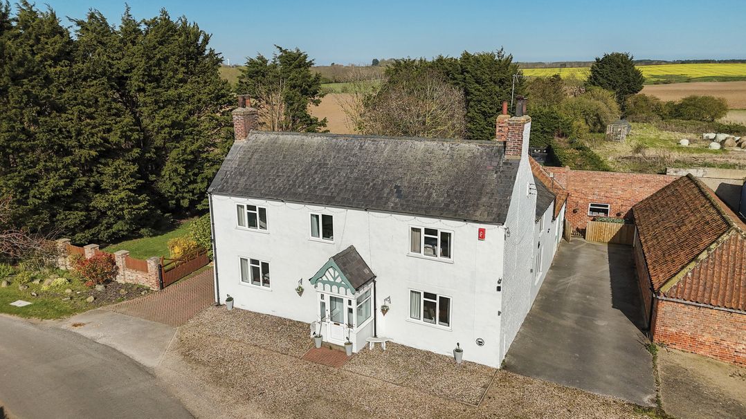 A house with a garden and driveway at Bewholme in Skipsea