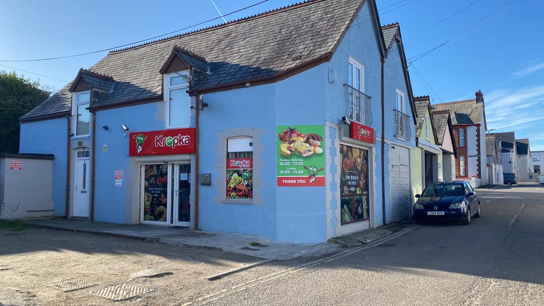 Surf-ready apartment with sea views in town