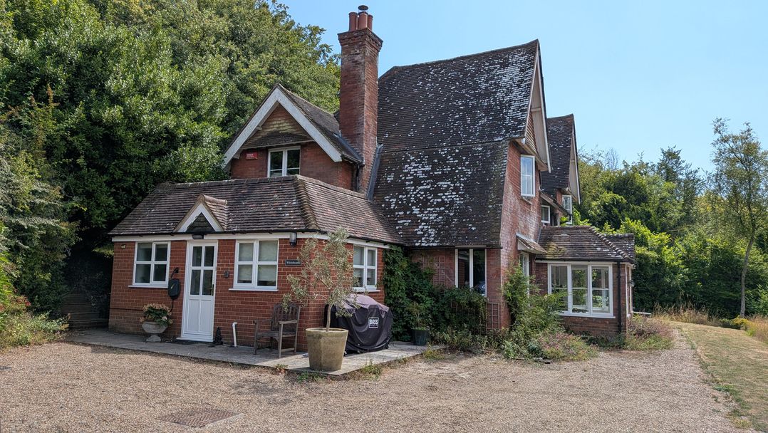 A house with garden and gravel driveway at Whitebeams in Bridge, Kent