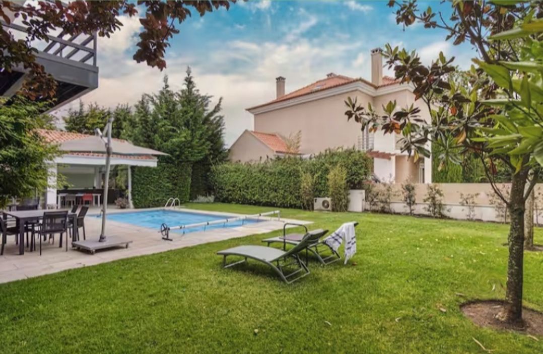 Equinox: Elegant house with a swimming pool