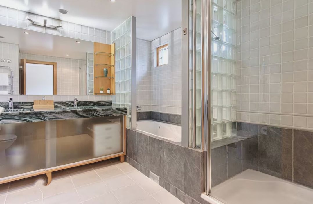 Equinox: Elegant house with a swimming pool