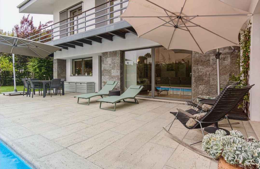 Equinox: Elegant house with a swimming pool