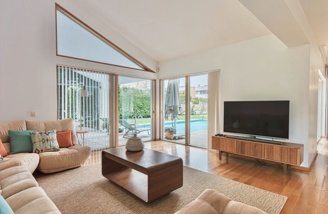 Equinox: Elegant house with a swimming pool