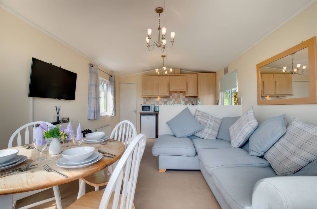 Pet-friendly lodge with hot tub near the coast