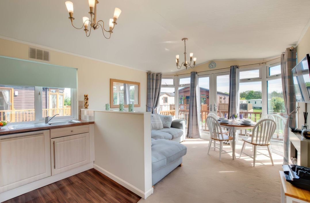 Pet-friendly lodge with hot tub near the coast