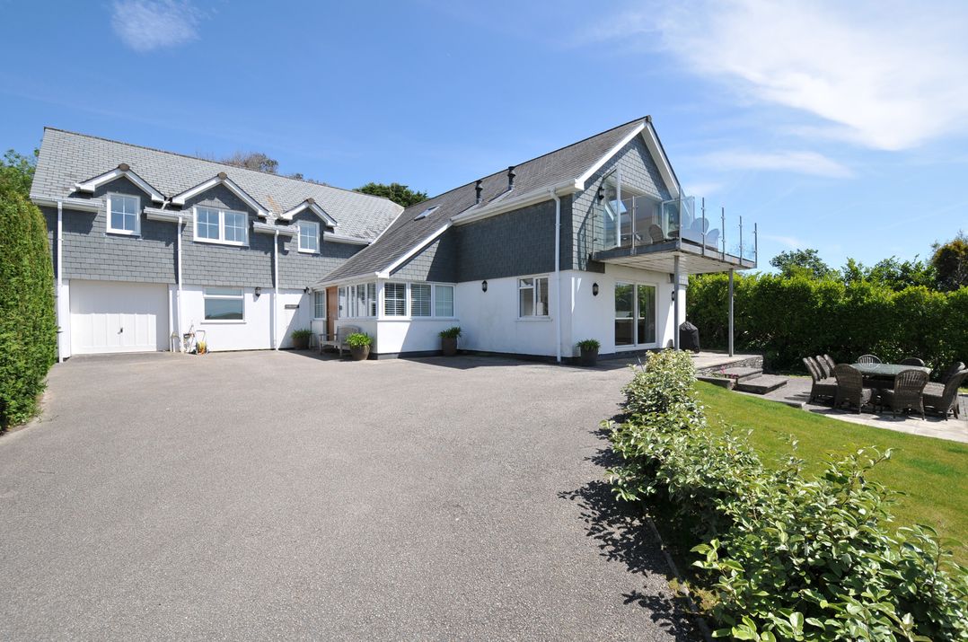 An outdoor area with a house and garage at Farlands Daymer Bay