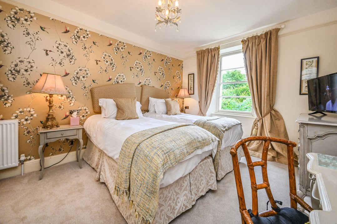 Muntham Luxury Town House with Hot Tub