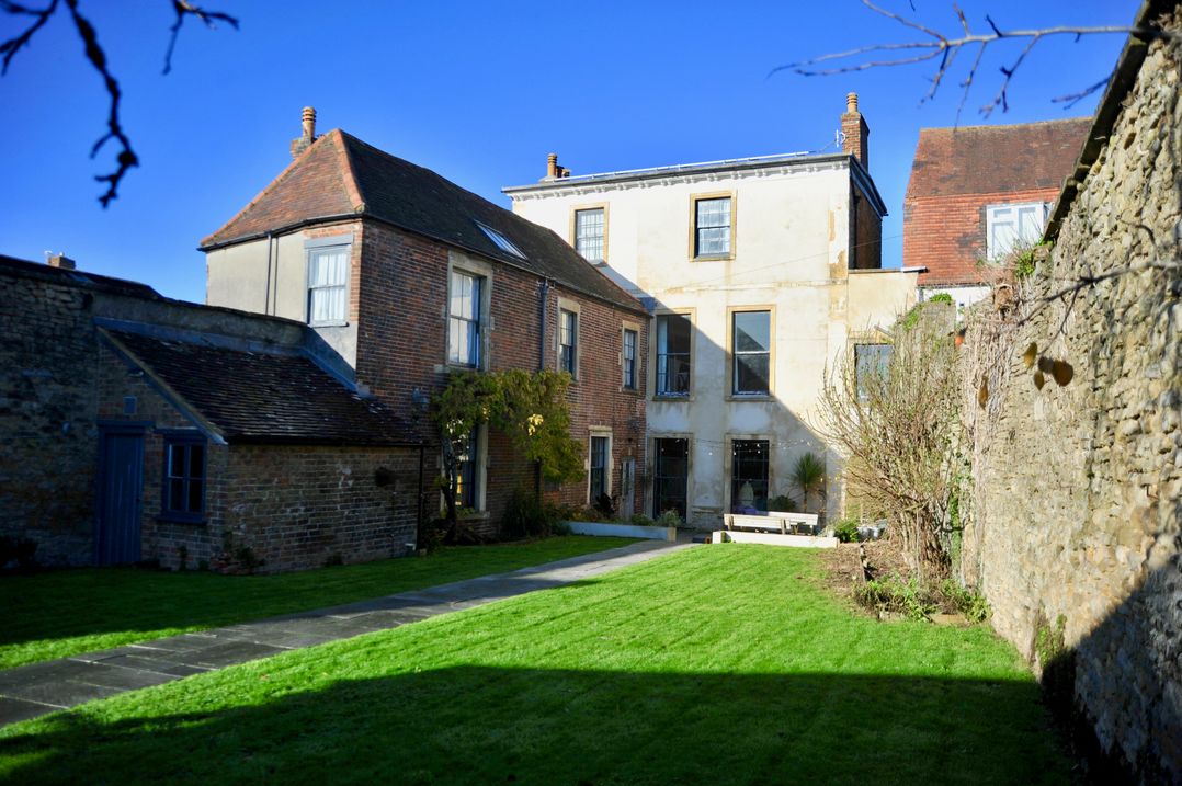 ASH HOUSE, Wincanton - Sleeps 10 guests