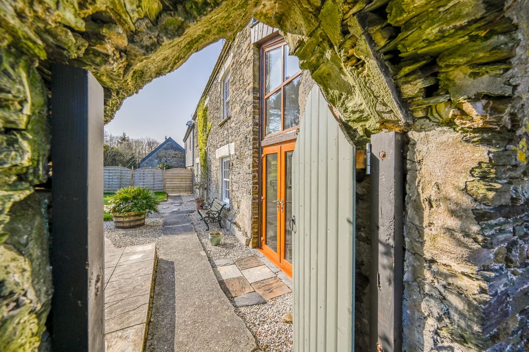 2 Mere Pits Cottages