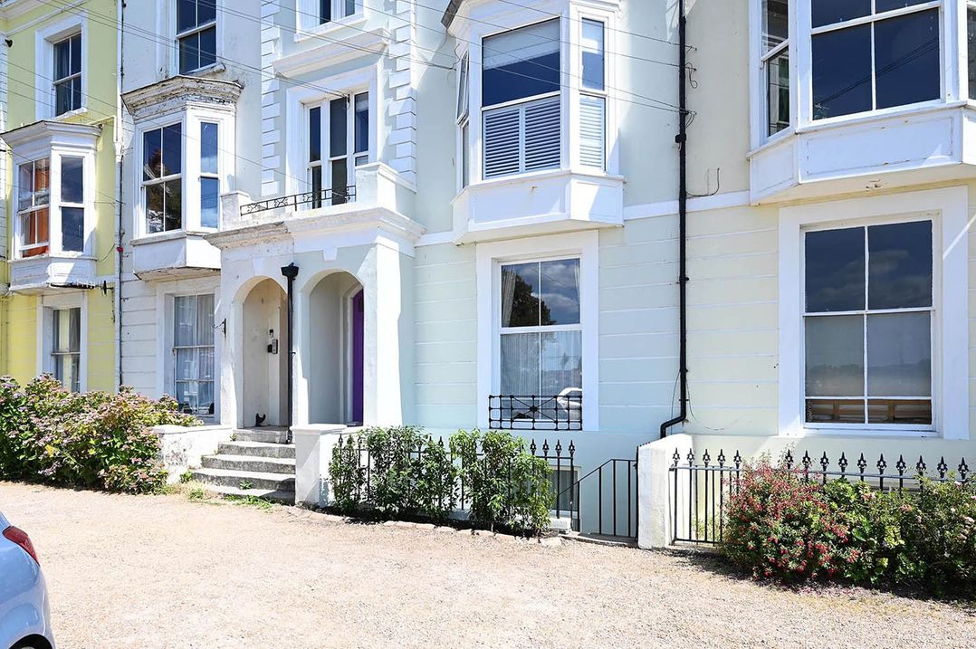 1 Bed  Sleeps 2  Near Beach Parking