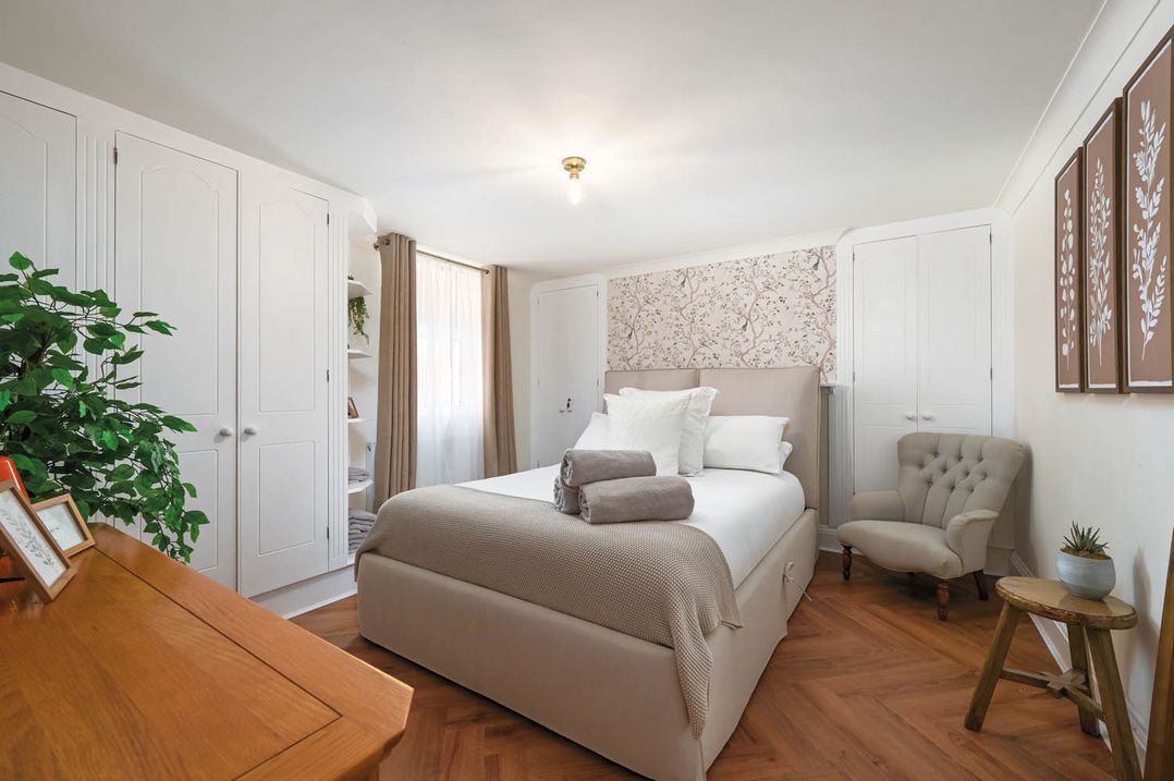 1 Bed  Sleeps 2  Near Beach Parking