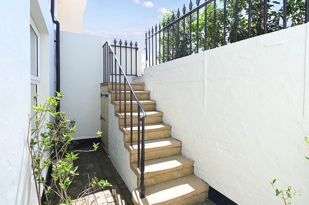 1 Bed  Sleeps 2  Near Beach Parking