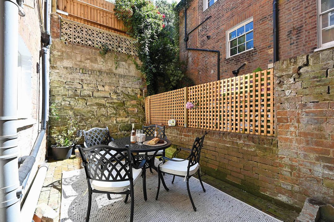 1 Bed  Sleeps 2  Near Beach Parking