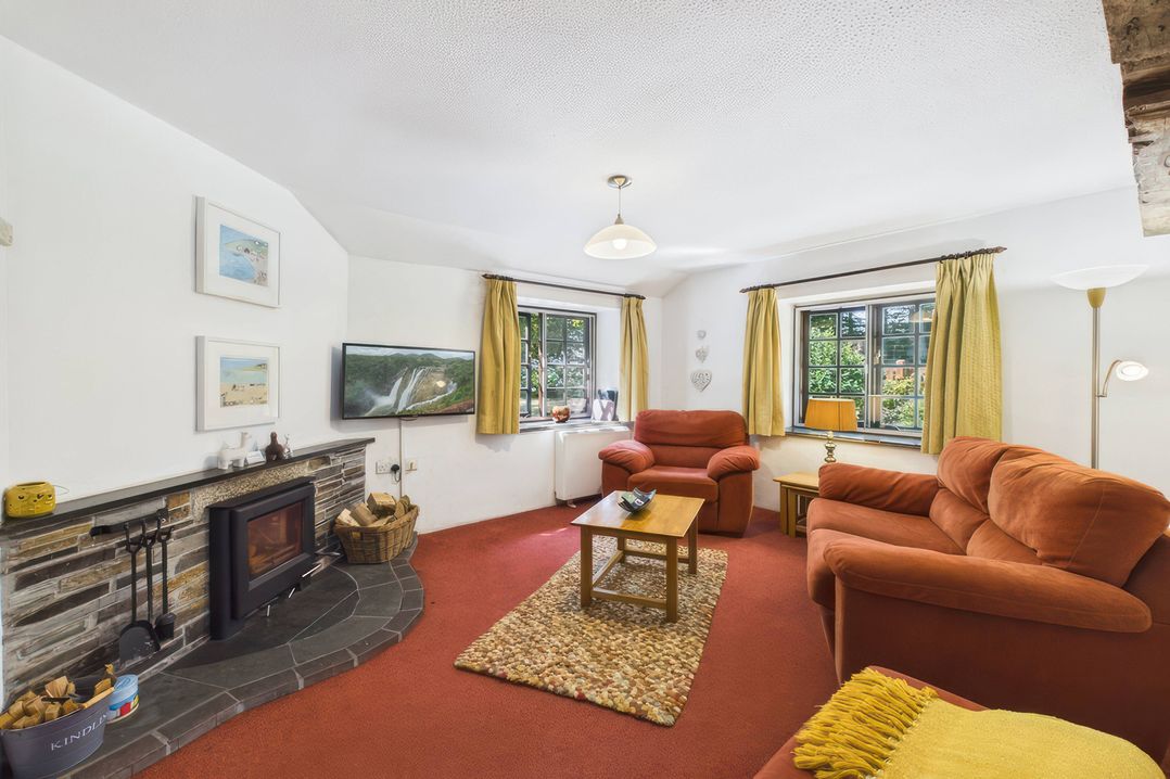 A living room with two sofas and a coffee table at The Roundhouse in Warbstow