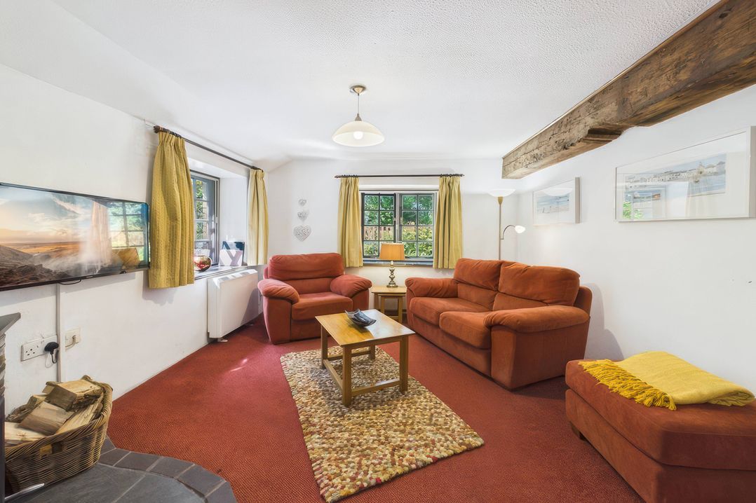 A living room with sofas and a coffee table at The Roundhouse in Warbstow