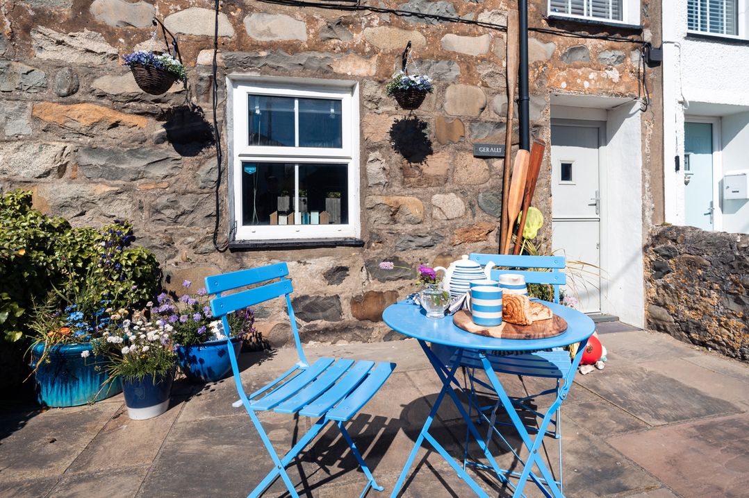 A table and chairs with food and drink at Gerallt in Morfa Nefyn