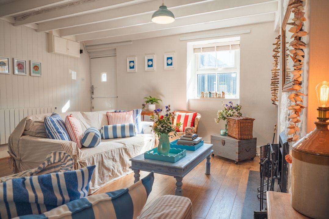 A living room with a sofa and a coffee table at Gerallt in Morfa Nefyn