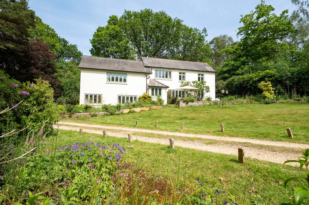 A house with garden and pathway at Primrose Spinney in Highwood near Ringwood