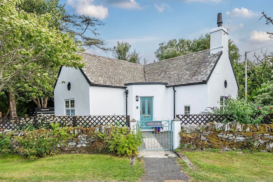 Dog friendly holiday cottage in Rhoscolyn, sleeps 5