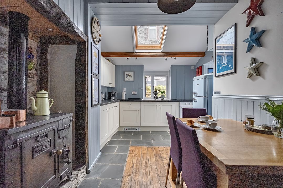 A kitchen with a table and chairs at Mews Cottage in Tintagel