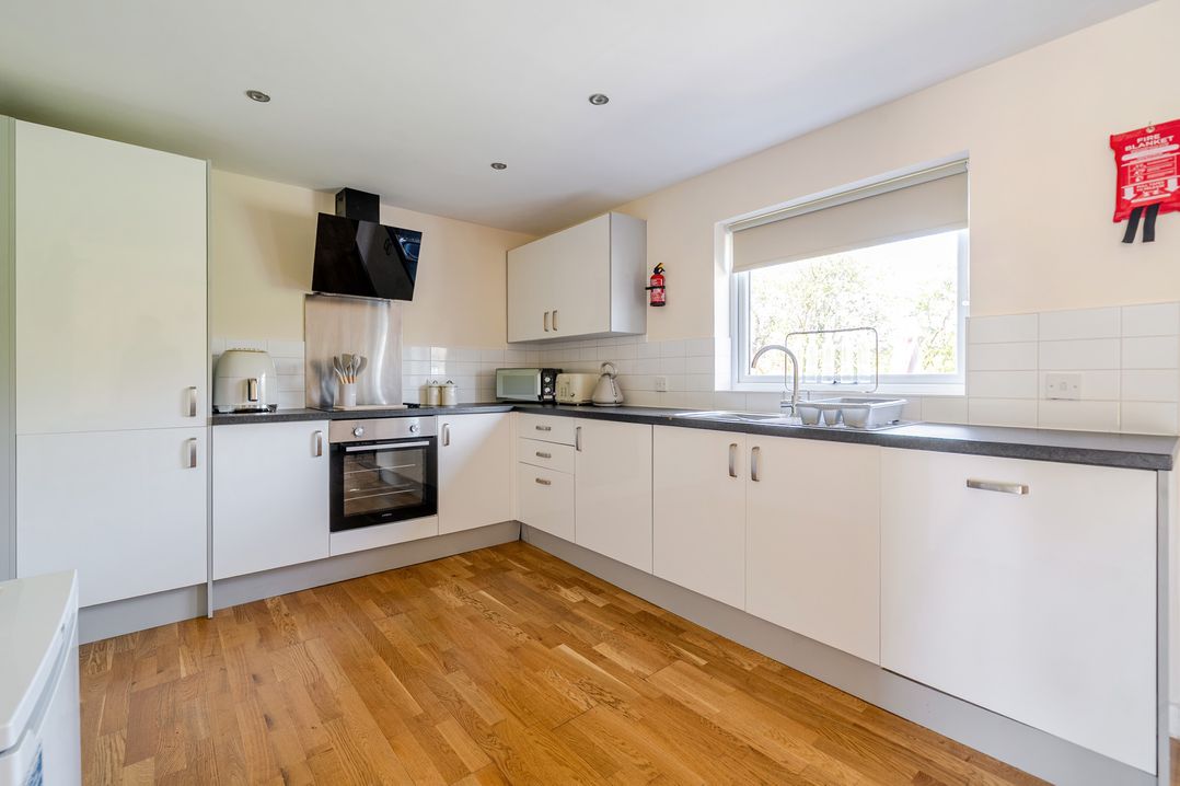 A kitchen with oven and sink at Aspen Lodge near Brigg