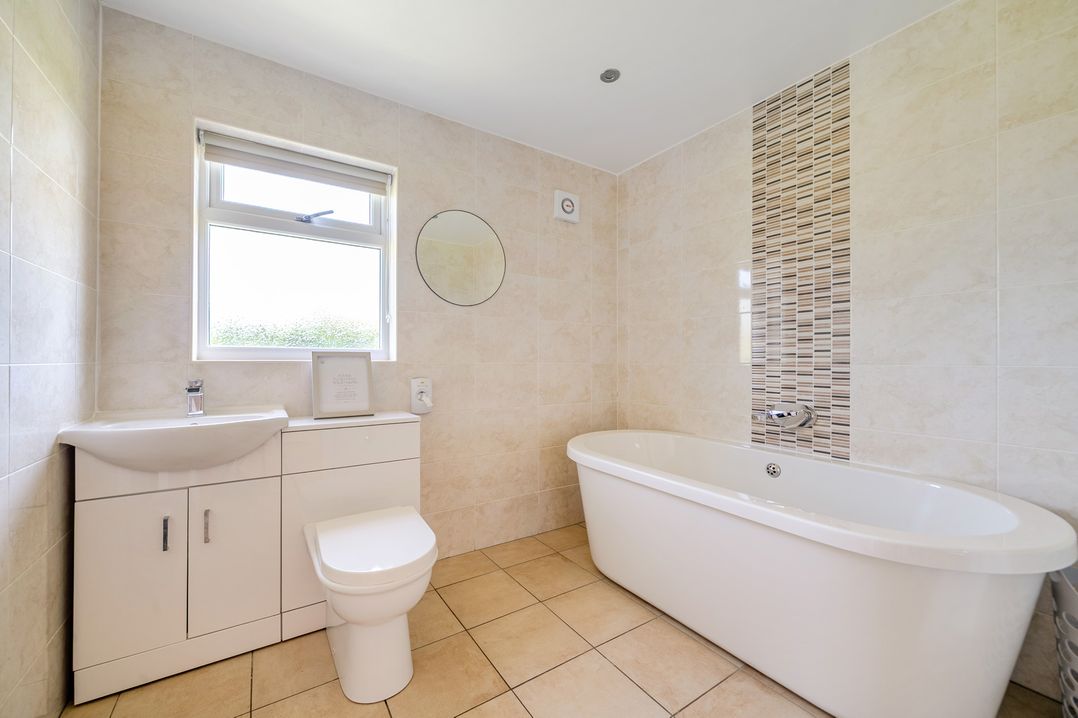 A bathroom with a bathtub and sink at Aspen Lodge Near Brigg