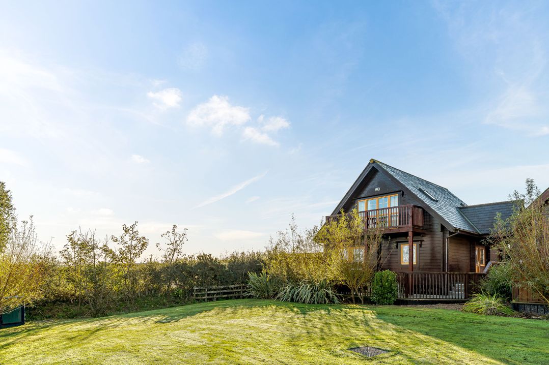 Scandinavian Hot Tub Lodge