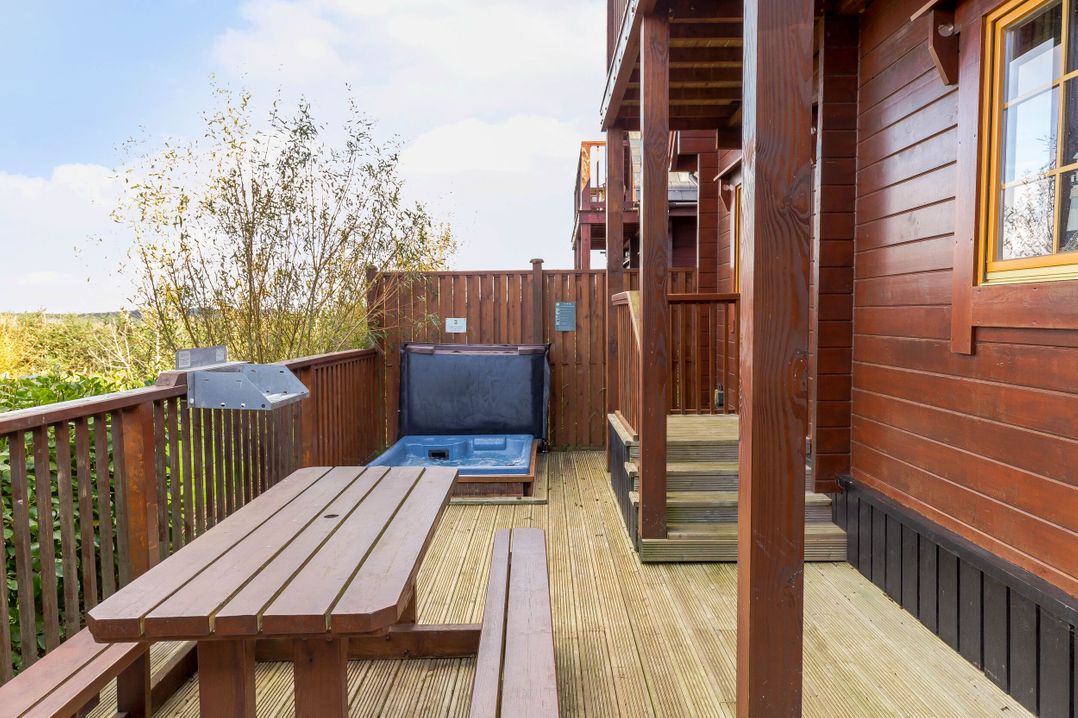 Scandinavian Hot Tub Lodge