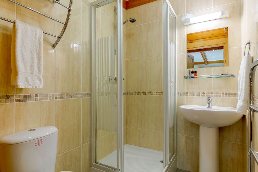 Scandinavian Hot Tub Lodge Pet