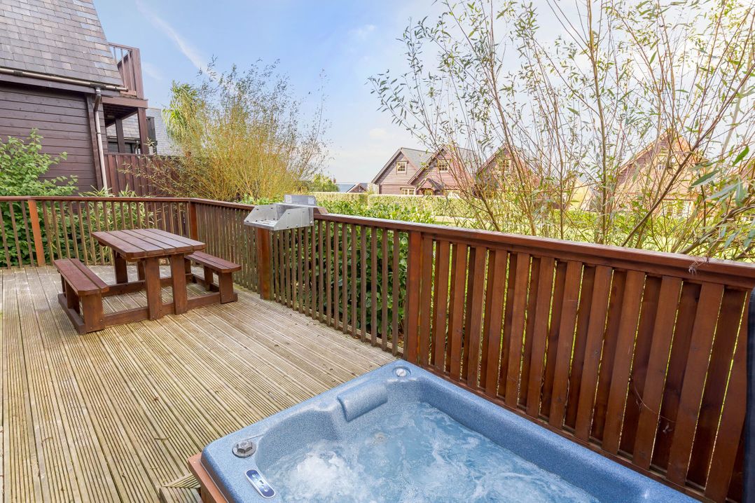 Scandinavian Hot Tub Lodge Pet