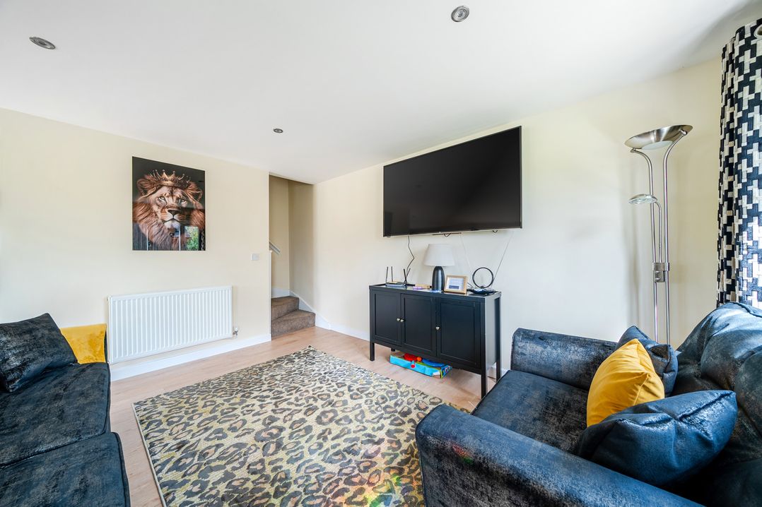 A living room with a TV and couches at Poker Lodge near Brigg