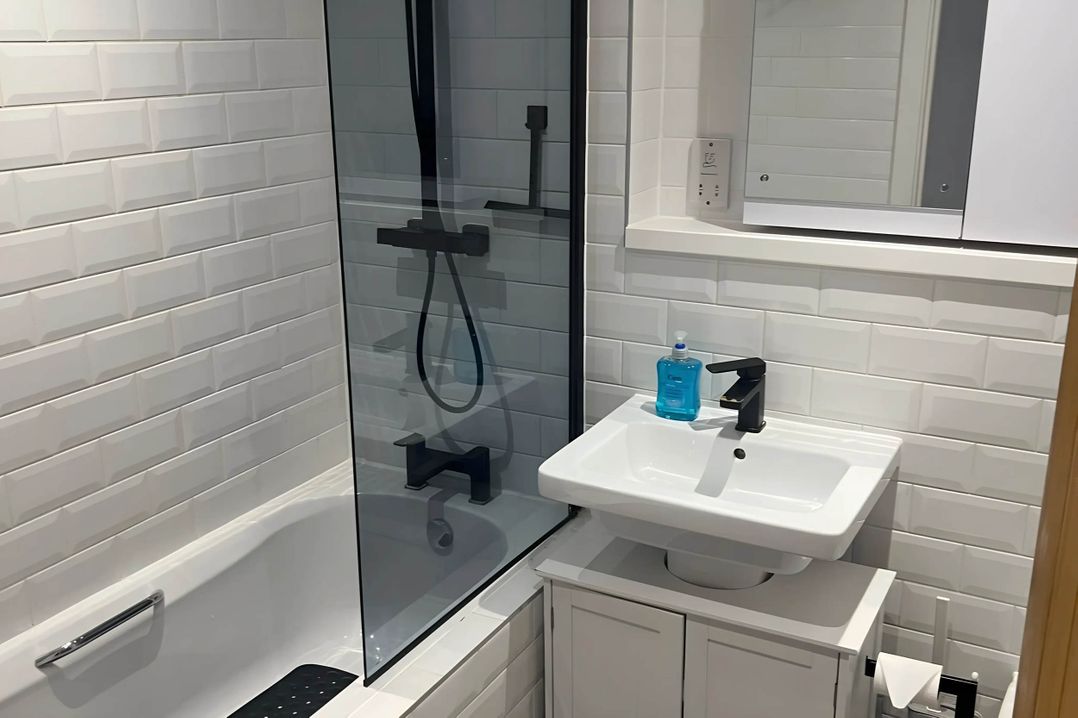 Modern Seaside Cottage - Sleeps 5