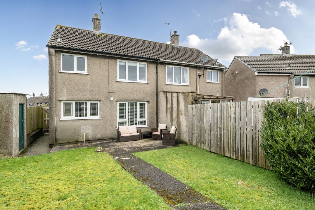 2 Bed House - Sleeps 4 - Garden - Parking - Wifi