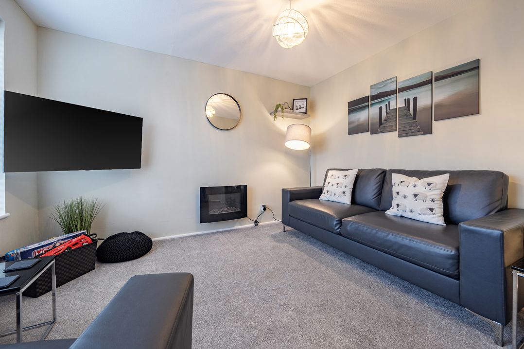 2 Bed House - Sleeps 4 - Garden - Parking - Wifi