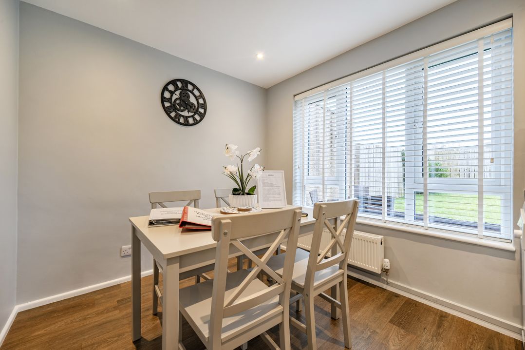 2 Bed House - Sleeps 4 - Garden - Parking - Wifi