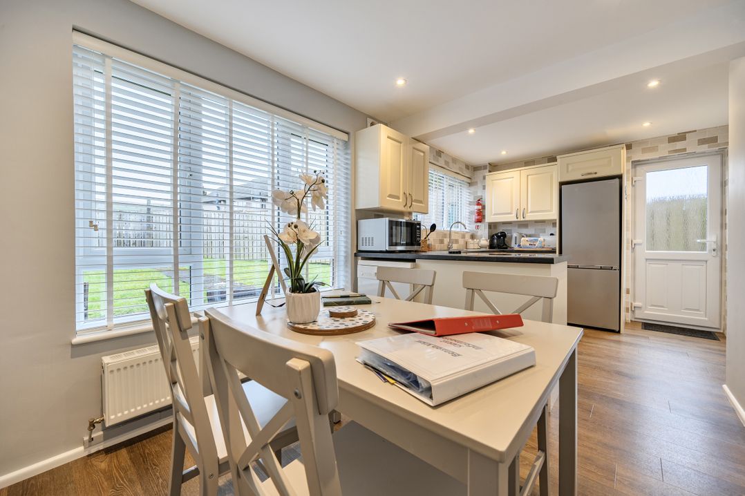 2 Bed House - Sleeps 4 - Garden - Parking - Wifi