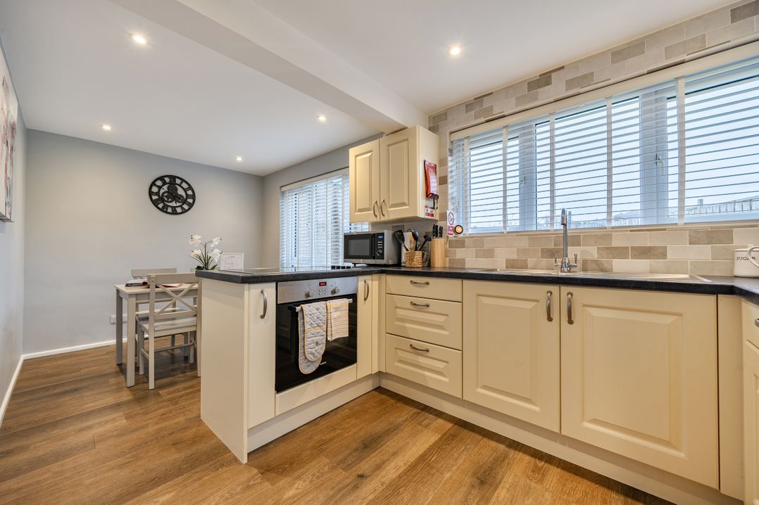 2 Bed House - Sleeps 4 - Garden - Parking - Wifi