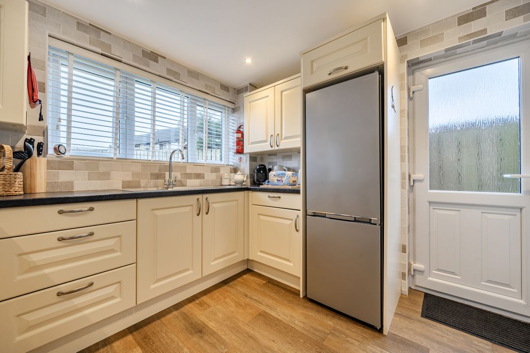 2 Bed House - Sleeps 4 - Garden - Parking - Wifi