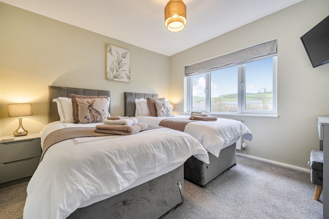 2 Bed House - Sleeps 4 - Garden - Parking - Wifi