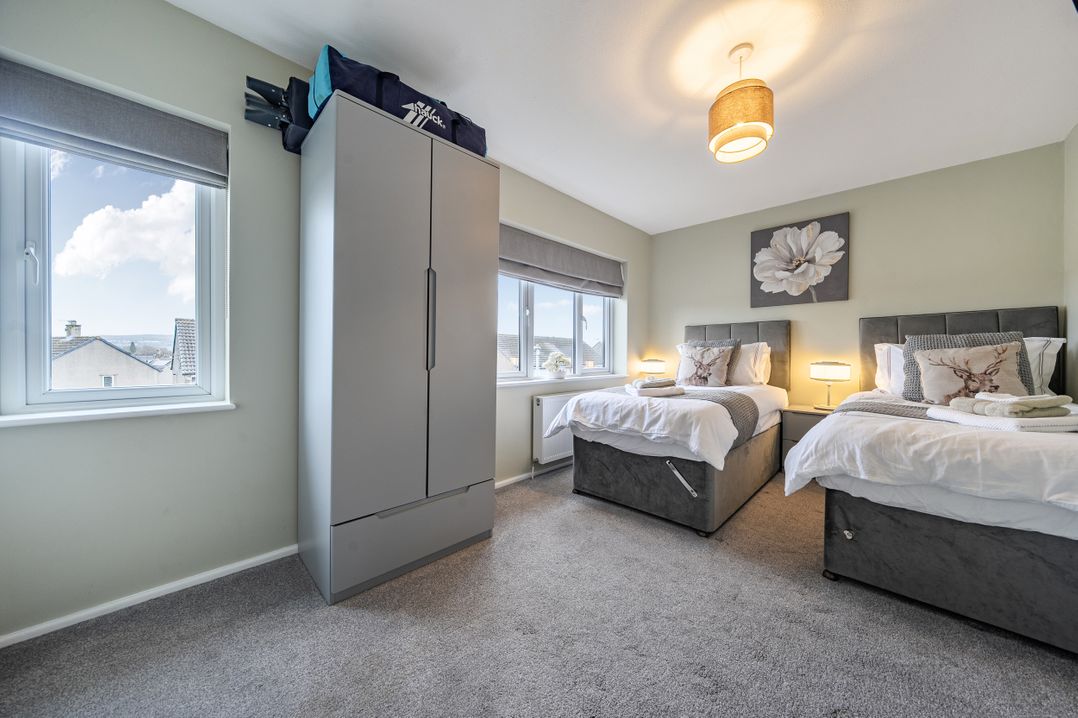 2 Bed House - Sleeps 4 - Garden - Parking - Wifi