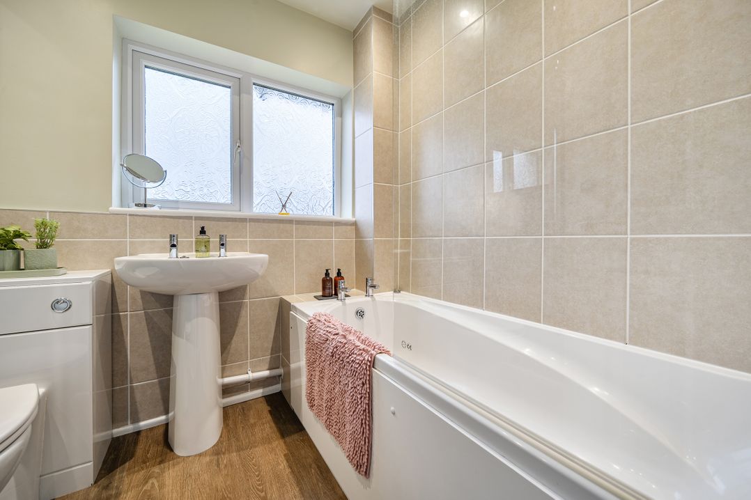 2 Bed House - Sleeps 4 - Garden - Parking - Wifi